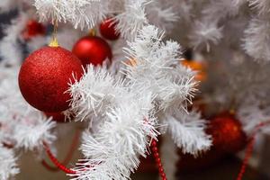 rood kerstballen hangende Aan zilver kunstmatig Kerstmis boom, mooi zo net zo achtergrond foto