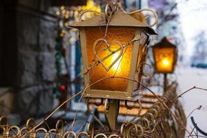mooi straat lantaarns verlichte Bij nacht foto