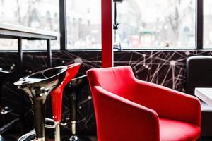 luxueus interieur van de restaurant rood fauteuil foto