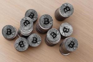 Aan een wit achtergrond zijn zilver munten van een digitaal crypto valuta's litecoin en bitcoin in piramide van geld foto