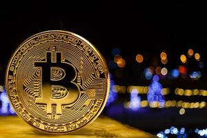 gouden bitcoin munt hopen en rood geschenk zak Aan Kerstmis slinger achtergrond foto