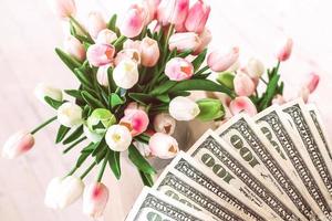 tulpen roze wit emmer licht achtergrond boeket vers roze tulpen Aan de dollars bankbiljetten achtergrond foto