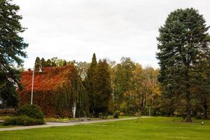 een kas in herfst Bij natuurlijk park foto