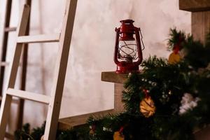 Kerstmis decoratie kaart met wijnoogst Kerstmis speelgoed boom takken kerosine olie lamp foto