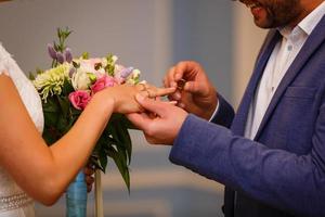 priester geven zegen naar een paar Bij een bruiloft ceremonie in een kerk foto