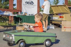 2022-08-12 Tatarstan, verkhneuslonsky wijk, dorp. savino. toevlucht stad- sviyazhsky heuvels. Kazan festival van historisch technologieën. kinderen rijden Aan kinderen retro auto's foto