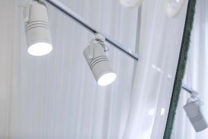 modern leven kamer met liet vallen plafond TV lampen en beton muur zolder wit plafond lampen foto