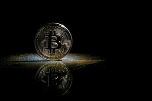 gouden bitcoin Aan zwart achtergrond met kopiëren ruimte cryptogeld mijnbouw concept foto