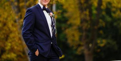 knap bruidegom in pak de natuur mannetje portret de park mooi model- jongen kleurrijk foto