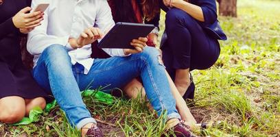 zomer internet onderwijs campus en tiener- concept groep van studenten of tieners foto