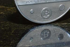 zilver munten van een digitaal crypto valuta's litecoin en bitcoin foto