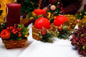kaars versierd met kaneel stokjes en rood appels, Kerstmis decoratie foto