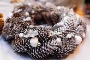 decoratief Kerstmis krans van kegels foto