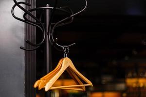 houten verdieping hanger met hangers foto