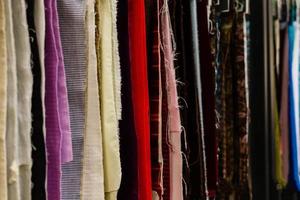 detailopname van kleurrijk sjaals hangende in de markt. foto