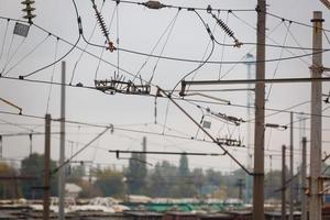 trein station elektrisch levering metaal pool met elektrisch draden foto