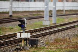 blauw seinpaal lichten Aan modern lading spoorweg foto