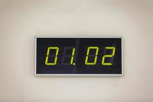 zwart digitaal klok Aan een wit achtergrond tonen tijd detailopname groep datum kalender 01.02 foto