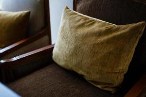 dichtbij omhoog detail van hoofdkussen Aan sofa in een huis foto