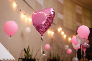 decoraties Aan verjaardag. wit en roze ballonnen. foto