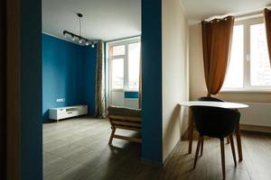 modern interieur van kamer met fauteuil Aan blauw muur achtergrond foto