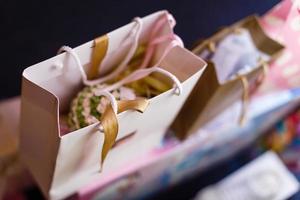 boodschappen doen zak van presenteert Aan wit tafel. bruin boodschappen doen tas. foto