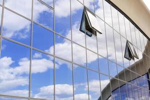 modern blauw glas muur van wolkenkrabber kantoor gebouw dichtbij omhoog foto