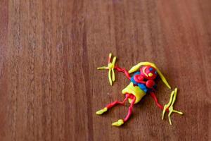 pop van kleurrijk klei deeg plasticine gemaakt door kind foto