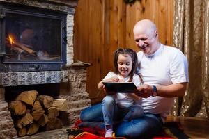 opa en kleindochter spelen opa en weinig meisje haard tablet, apparaatje, Speel, aanraken, foto