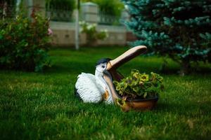 plantenbakken in de het formulier een pelikaan, buitenshuis decoratief pot voor bloemen in de het formulier van een vogel met een Open bek foto