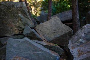 stapel van rotsen steen in bergen. zen concept. voet van de berg in de Karpaten, groot stenen foto