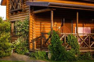 modern log cabine huis in een Woud milieu foto