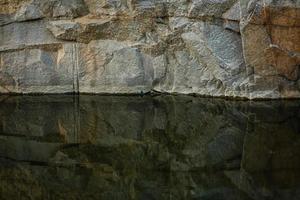 steengroeve rotsen met reflectie foto
