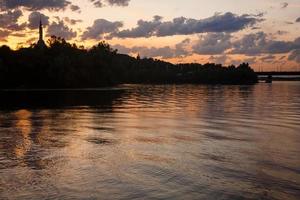 mooi zonsondergang rivier- reflectie van wolken water foto