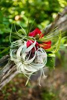 rood rozen in decoratief boeket met Kristallen Aan het foto