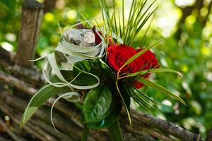 rood rozen in decoratief boeket met Kristallen Aan het foto