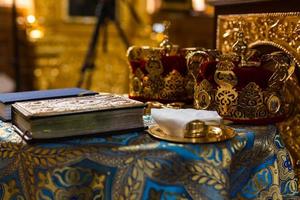 kroon voor bruiloft in orthodox kerk foto
