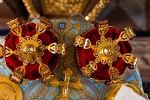 kroon voor bruiloft in orthodox kerk foto