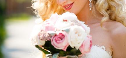 bruiloft boeket in bruid handen, rijk bundel van perzik en room pioen en rozen bloem, selectief focus. foto