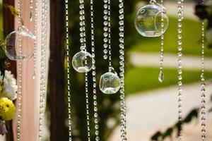 glas ballen Aan groen achtergrond prachtig landschap voor vakantie foto