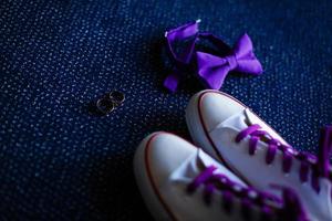 Mannen schoenen, binden, manchetknopen Aan de houten achtergrond. bruidegom accessoires foto