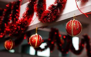 drie hunging rood Kerstmis ballen foto