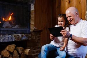 opa en kleindochter spelen opa en weinig meisje haard tablet, apparaatje, Speel, aanraken, foto