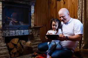 opa en kleindochter spelen opa en weinig meisje haard tablet, apparaatje, Speel, aanraken, foto