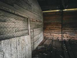 vuil en versleten oud kamer met verschrikking boventonen foto
