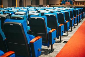 leeg blauw bioscoop stoelen, stoelen. perspectief visie foto