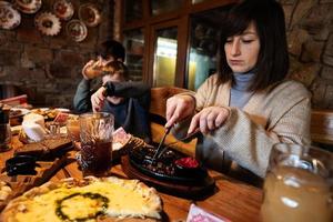 familie hebben een maaltijd samen in authentiek oekraïens restaurant. foto