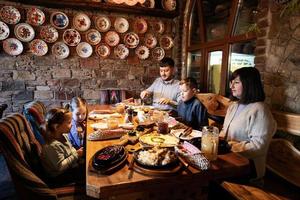 familie hebben een maaltijd samen in authentiek oekraïens restaurant. foto