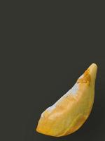 dichtbij omhoog een gouden geel kleur van durian vlees, zoet smaak, natuurlijk vorm en het formulier, tropisch seizoensgebonden fruit, koning van fruit, Thailand, donker achtergrond, geïsoleerd, uitknippen, met knipsel pad foto