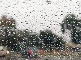 glas regen druppels structuur patroon weer weg verkeer regenachtig seizoen zwaar regen storm foto